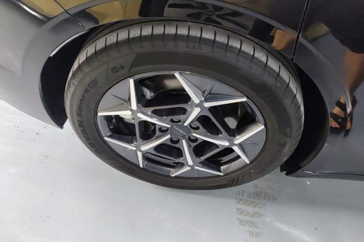 Used Lynk & Co Z10 2025 95 kWh 766 km Range Rear-Wheel Drive Max Right Rear Wheel Hub