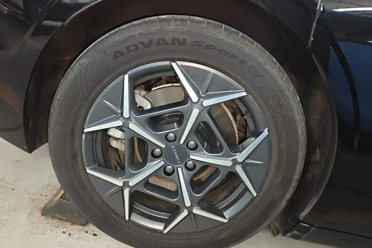 Used Lynk & Co Z10 2025 95 kWh 766 km Range Rear-Wheel Drive Max Right Rear Wheel Hub