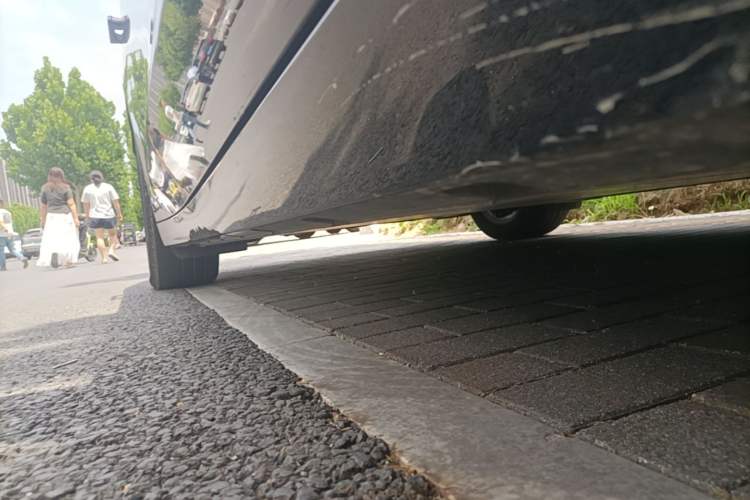 Used Lynk & Co Z10 2025 95 kWh 766 km Range Rear-Wheel Drive Max Right Side Sill