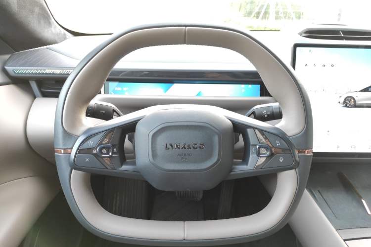 Used Lynk & Co Z10 2025 95 kWh 766 km Range Rear-Wheel Drive Max Steering Wheel
