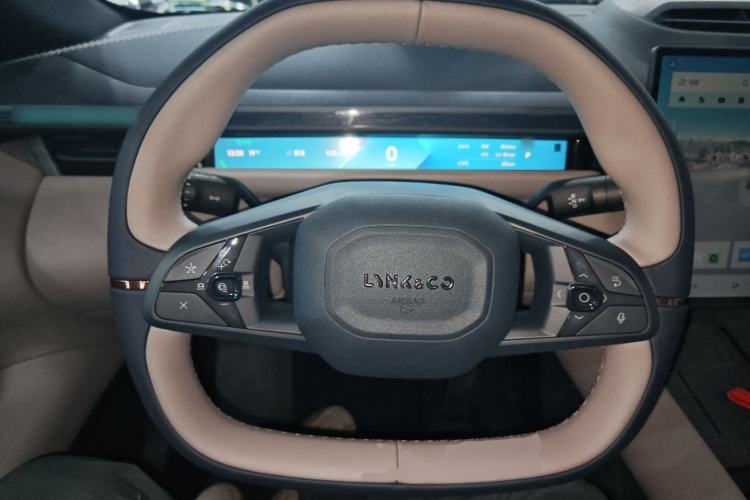 Used Lynk & Co Z10 2025 71 kWh 602 km Range Rear-Wheel Drive Pro Steering Wheel