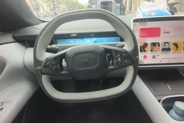 Used Lynk & Co Z10 2025 95 kWh 766 km Range Rear-Wheel Drive Max Steering Wheel