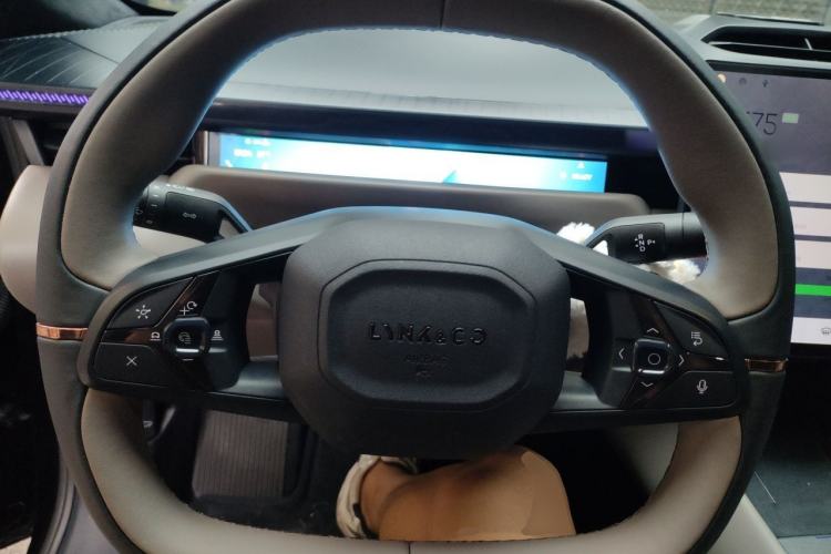 Used Lynk & Co Z10 2025 95 kWh 766 km Range Rear-Wheel Drive Max Steering Wheel