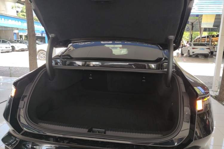 Used Lynk & Co Z10 2025 95 kWh 766 km Range Rear-Wheel Drive Max Trunk