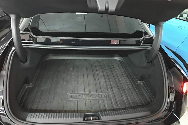 Used Lynk & Co Z10 2025 95 kWh 766 km Range Rear-Wheel Drive Max Trunk