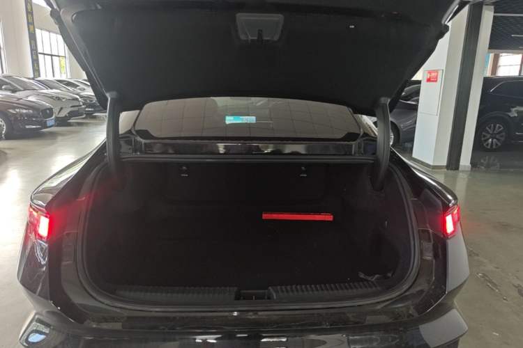 Used Lynk & Co Z10 2025 95 kWh 766 km Range Rear-Wheel Drive Max Trunk
