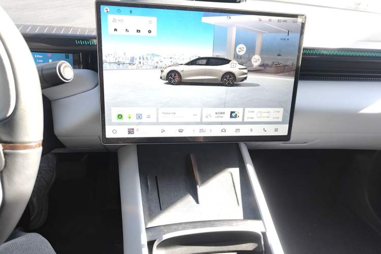 Used Lynk & Co Z10 2025 95 kWh 702 km All-Wheel Drive Intelligent Driving Ultra Audio And AC Panel