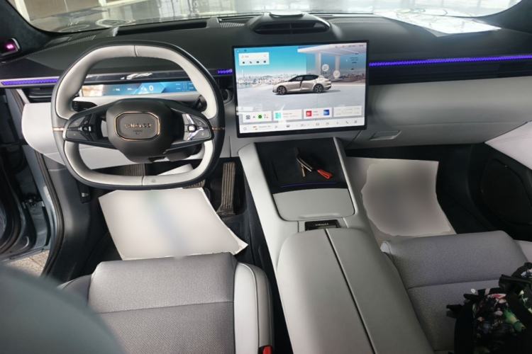 Used Lynk & Co Z10 2025 95 kWh 806 km Range Rear-Wheel Drive Advanced Driver-Assistance System Max Center Console