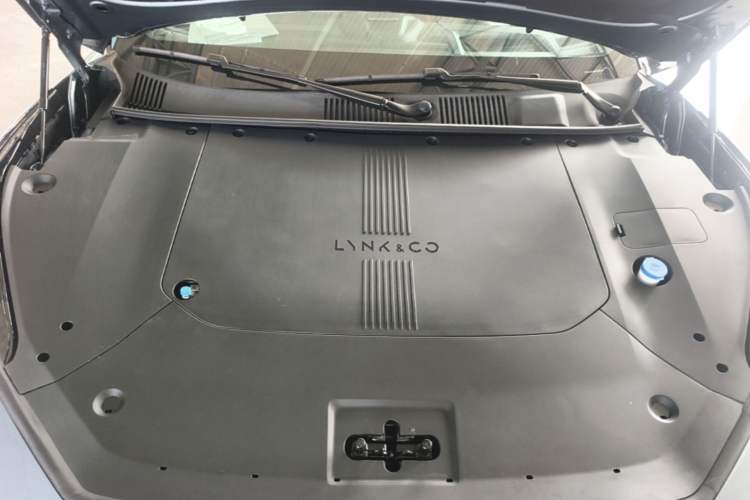 Used Lynk & Co Z10 2025 95 kWh 806 km Range Rear-Wheel Drive Advanced Driver-Assistance System Max Engine Bay