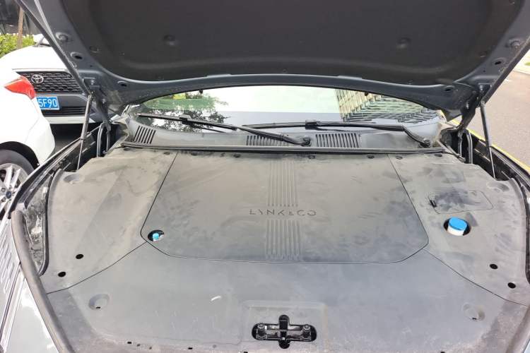 Used Lynk & Co Z10 2025 95 kWh 806 km Range Rear-Wheel Drive Advanced Driver-Assistance System Max Engine Bay