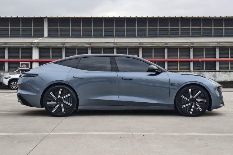 Used Lynk & Co Z10 2025 95 kWh 806 km Range Rear-Wheel Drive Advanced Driver-Assistance System Max Exterior 3