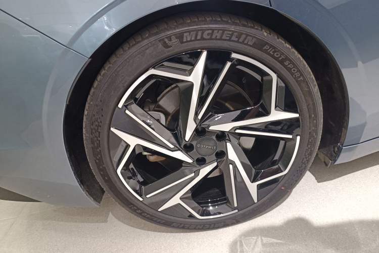 Used Lynk & Co Z10 2025 95 kWh 702 km All-Wheel Drive Intelligent Driving Ultra Exterior 5
