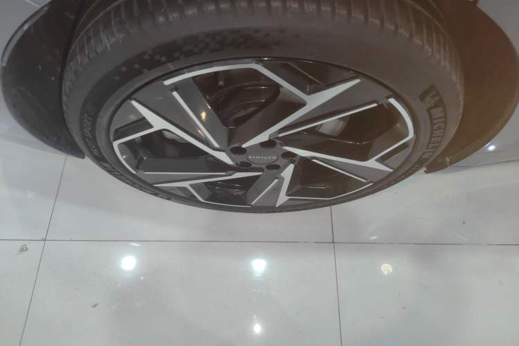 Used Lynk & Co Z10 2025 95 kWh 702 km All-Wheel Drive Intelligent Driving Ultra Exterior 5