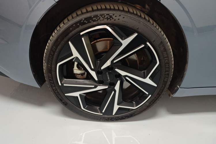 Used Lynk & Co Z10 2025 95 kWh 702 km All-Wheel Drive Intelligent Driving Ultra Exterior 8