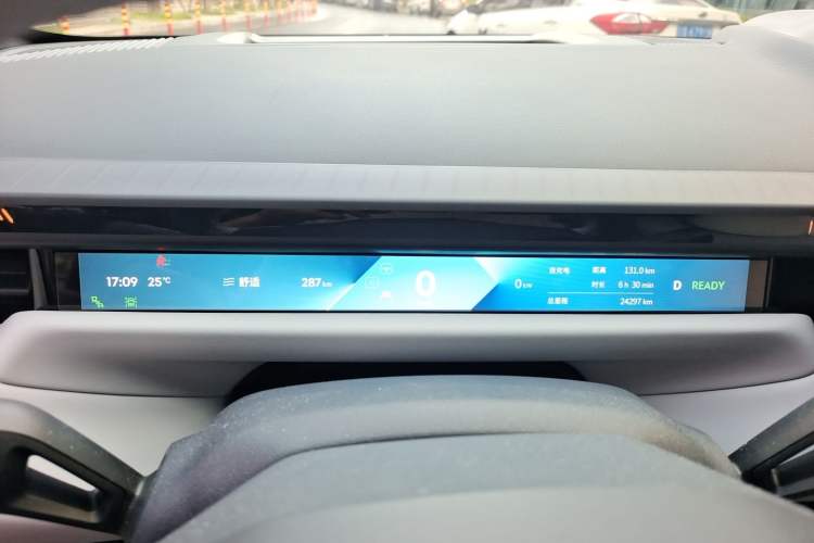 Used Lynk & Co Z10 2025 95 kWh 806 km Range Rear-Wheel Drive Advanced Driver-Assistance System Max Instrument Cluster