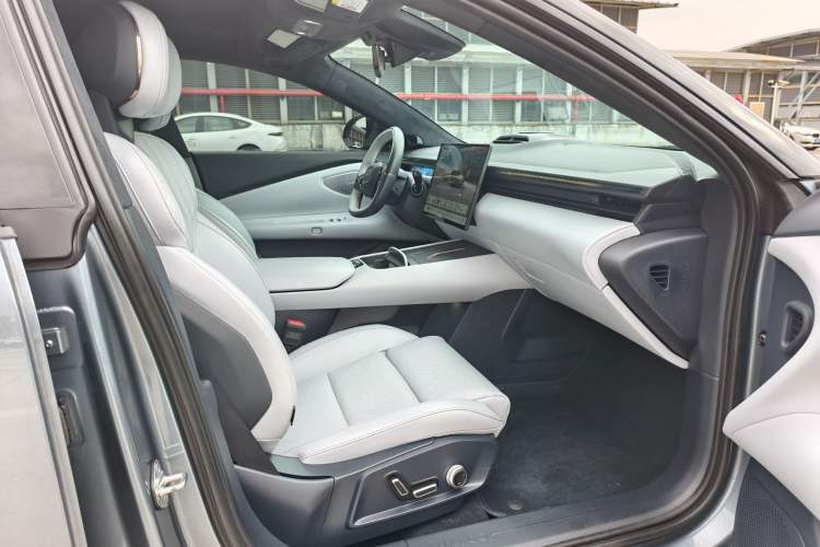 Used Lynk & Co Z10 2025 95 kWh 806 km Range Rear-Wheel Drive Advanced Driver-Assistance System Max Interior 11