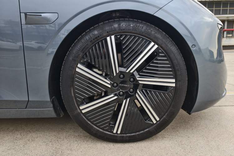 Used Lynk & Co Z10 2025 95 kWh 806 km Range Rear-Wheel Drive Advanced Driver-Assistance System Max Interior 13