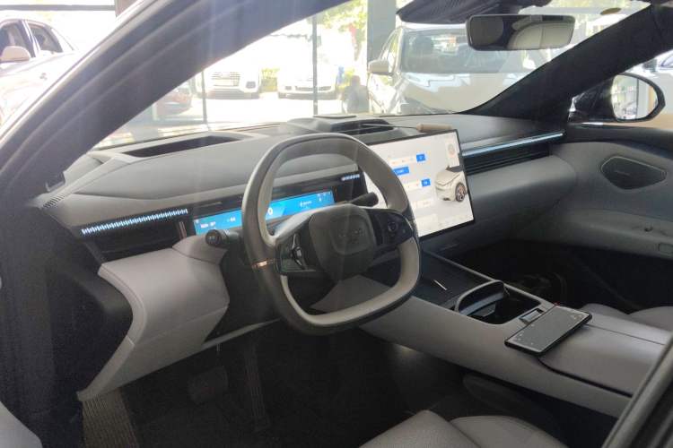 Used Lynk & Co Z10 2025 95 kWh 702 km All-Wheel Drive Intelligent Driving Ultra Interior 2