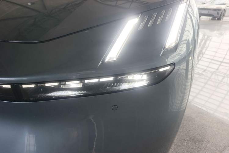 Used Lynk & Co Z10 2025 95 kWh 806 km Range Rear-Wheel Drive Advanced Driver-Assistance System Max Left Front Headlight