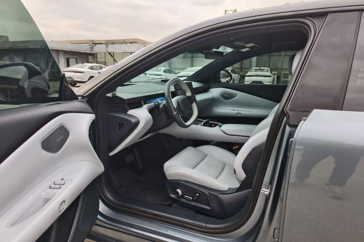 Used Lynk & Co Z10 2025 95 kWh 806 km Range Rear-Wheel Drive Advanced Driver-Assistance System Max Left Front Seat