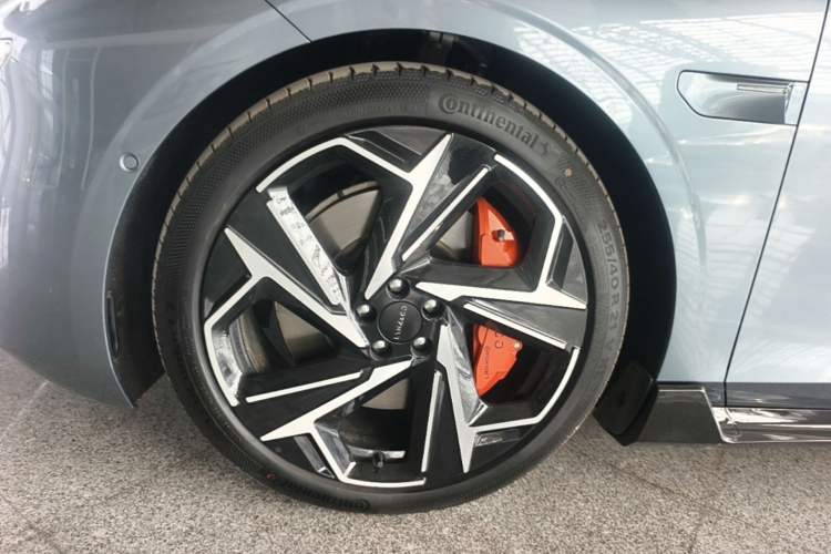 Used Lynk & Co Z10 2025 95 kWh 806 km Range Rear-Wheel Drive Advanced Driver-Assistance System Max Left Front Wheel Hub