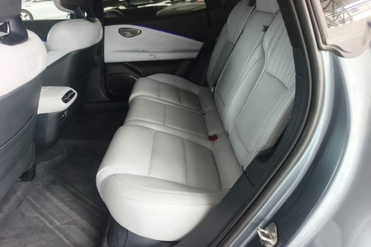 Used Lynk & Co Z10 2025 95 kWh 806 km Range Rear-Wheel Drive Advanced Driver-Assistance System Max Left Rear Seat