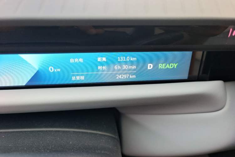 Used Lynk & Co Z10 2025 95 kWh 806 km Range Rear-Wheel Drive Advanced Driver-Assistance System Max Odometer Close Up