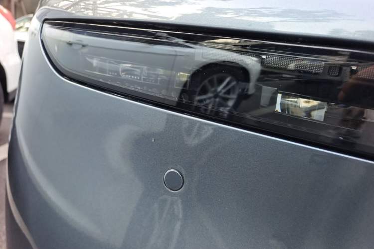 Used Lynk & Co Z10 2025 95 kWh 806 km Range Rear-Wheel Drive Advanced Driver-Assistance System Max Right Front Headlight