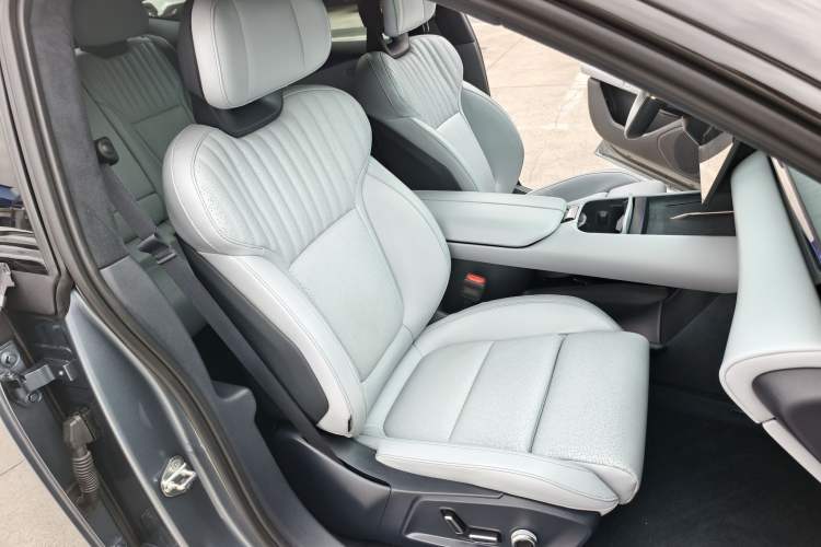 Used Lynk & Co Z10 2025 95 kWh 806 km Range Rear-Wheel Drive Advanced Driver-Assistance System Max Right Front Seat