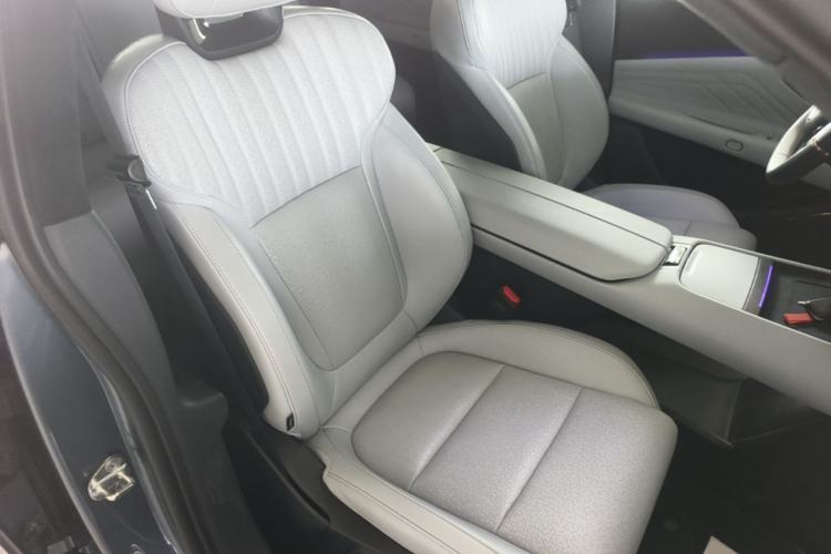 Used Lynk & Co Z10 2025 95 kWh 806 km Range Rear-Wheel Drive Advanced Driver-Assistance System Max Right Front Seat