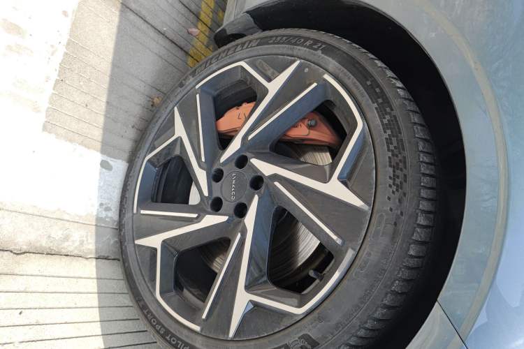Used Lynk & Co Z10 2025 95 kWh 702 km All-Wheel Drive Intelligent Driving Ultra Right Front Wheel Hub