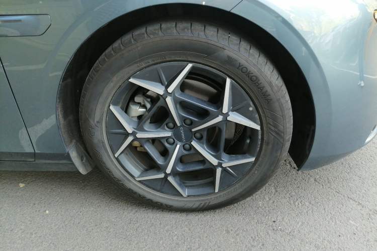 Used Lynk & Co Z10 2025 95 kWh 766 km Range Rear-Wheel Drive Max Right Front Wheel Hub