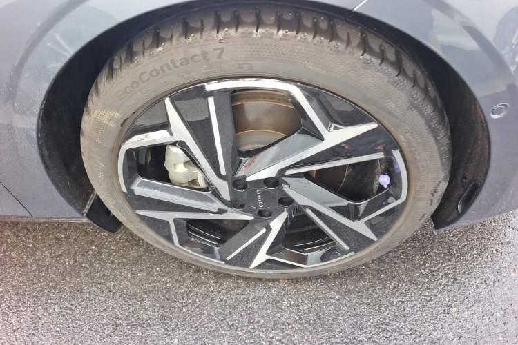 Used Lynk & Co Z10 2025 95 kWh 806 km Range Rear-Wheel Drive Advanced Driver-Assistance System Max Right Front Wheel Hub