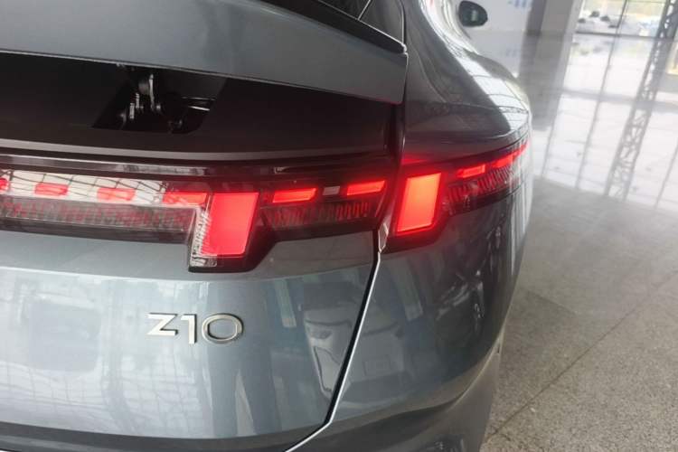 Used Lynk & Co Z10 2025 95 kWh 806 km Range Rear-Wheel Drive Advanced Driver-Assistance System Max Right Rear Taillight