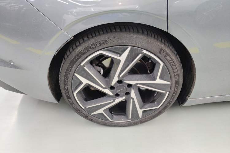 Used Lynk & Co Z10 2025 95 kWh 702 km All-Wheel Drive Intelligent Driving Ultra Right Rear Wheel Hub