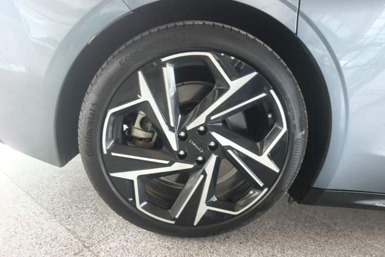 Used Lynk & Co Z10 2025 95 kWh 806 km Range Rear-Wheel Drive Advanced Driver-Assistance System Max Right Rear Wheel Hub