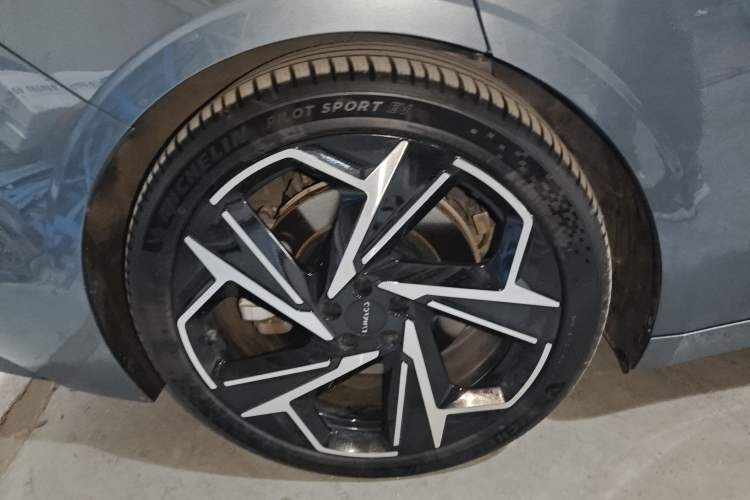 Used Lynk & Co Z10 2025 95 kWh 702 km All-Wheel Drive Intelligent Driving Ultra Right Rear Wheel Hub