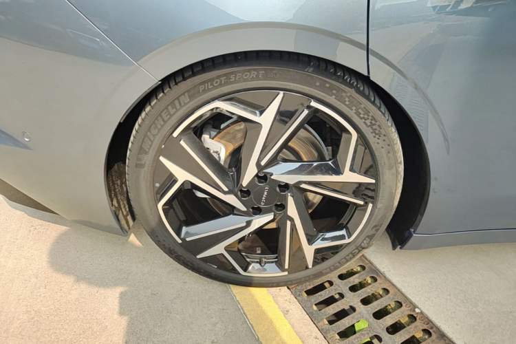 Used Lynk & Co Z10 2025 95 kWh 702 km All-Wheel Drive Intelligent Driving Ultra Right Rear Wheel Hub