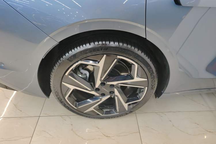 Used Lynk & Co Z10 2025 95 kWh 702 km All-Wheel Drive Intelligent Driving Ultra Right Rear Wheel Hub