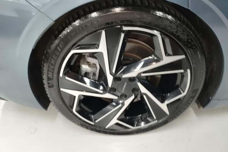 Used Lynk & Co Z10 2025 95 kWh 702 km All-Wheel Drive Intelligent Driving Ultra Right Rear Wheel Hub