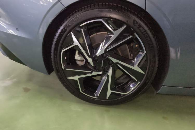 Used Lynk & Co Z10 2025 95 kWh 702 km All-Wheel Drive Intelligent Driving Ultra Right Rear Wheel Hub