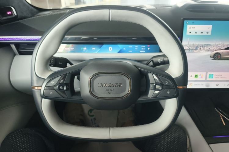 Used Lynk & Co Z10 2025 95 kWh 806 km Range Rear-Wheel Drive Advanced Driver-Assistance System Max Steering Wheel