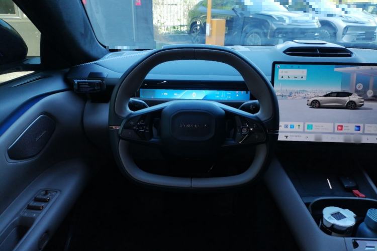 Used Lynk & Co Z10 2025 95 kWh 766 km Range Rear-Wheel Drive Max Steering Wheel