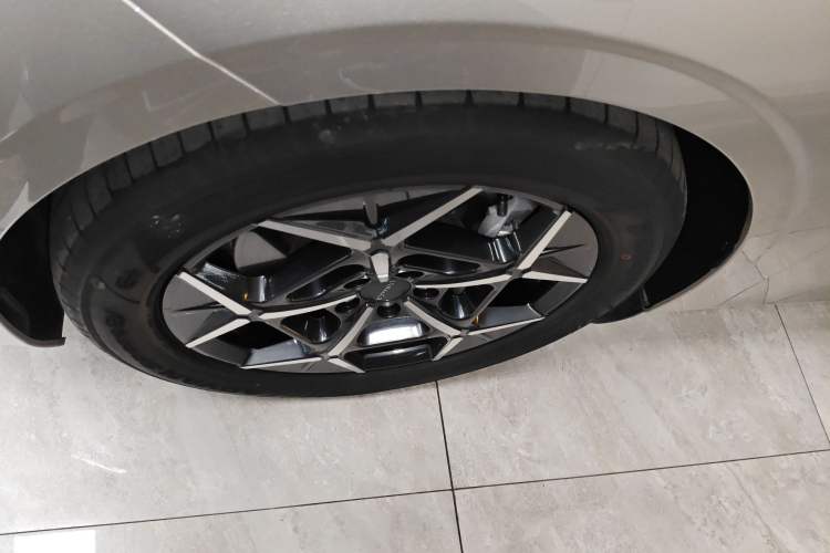 Used Lynk & Co Z10 2025 95 kWh 766 km Range Rear-Wheel Drive Max Left Front Wheel Hub