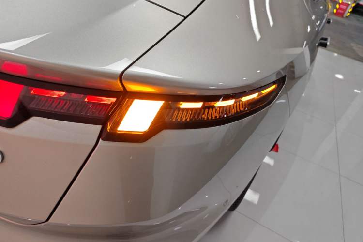 Used Lynk & Co Z10 2025 95 kWh 702 km All-Wheel Drive Intelligent Driving Ultra Right Rear Taillight