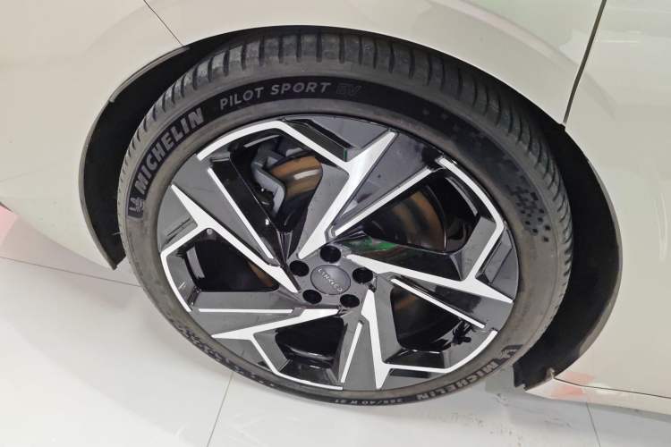 Used Lynk & Co Z10 2025 95 kWh 702 km All-Wheel Drive Intelligent Driving Ultra Right Rear Wheel Hub