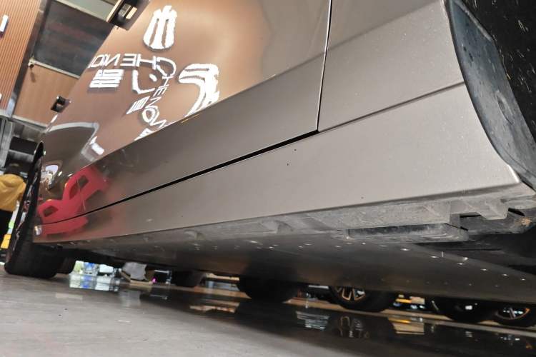 Used Lynk & Co Z10 2025 95 kWh 766 km Range Rear-Wheel Drive Max Right Side Sill