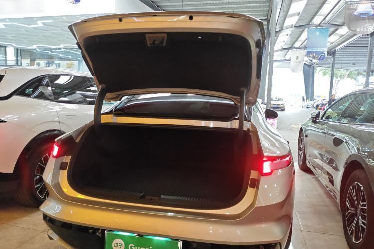 Used Lynk & Co Z10 2025 95 kWh 766 km Range Rear-Wheel Drive Max Trunk