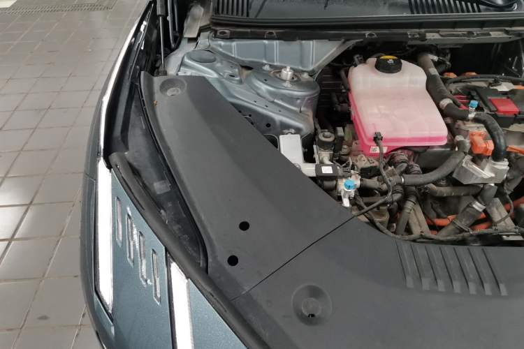 Used Lynk & Co Z10 2025 95 kWh 702 km All-Wheel Drive Intelligent Driving Ultra Engine Bay Right