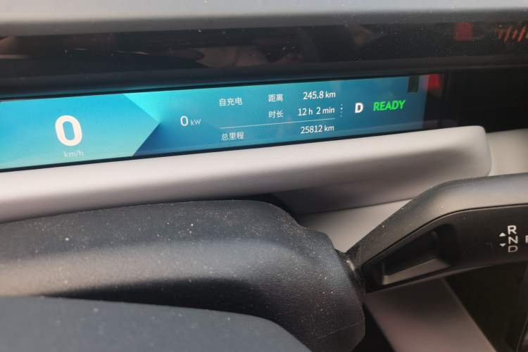 Used Lynk & Co Z10 2025 95 kWh 766 km Range Rear-Wheel Drive Max Odometer Close Up